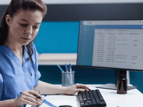 Dans un cabinet médical ou un centre de santé, le ou la secrétaire médicale joue un rôle clé dans l’organisation quotidienne. Il/elle gère les flux de patients et soutient le praticien dans son activité. Pour l’alternant en poste, la gestion du temps n’est pas un simple confort. C’est une compétence essentielle qui s’acquiert avec la pratique. Savoir distinguer une demande courante d’une urgence réelle permet d’assurer la sécurité des patients tout en optimisant l’organisation du travail de secrétariat.